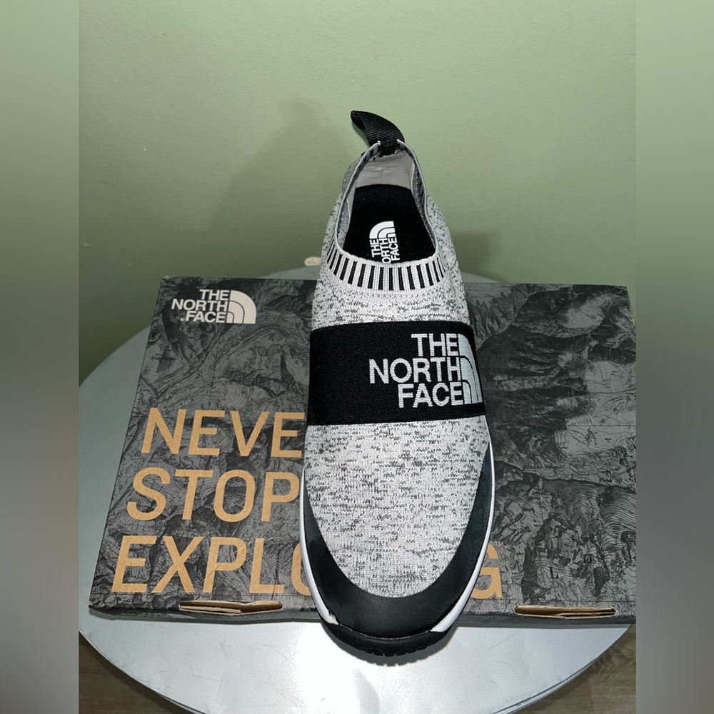 NWT The NorthFace stylish sneakers.